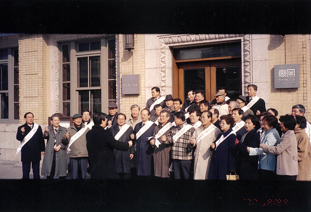 2005년 3월 1일 30년 만에 동아일보 옛 사옥(현 일민미술관) 정문 앞에 모인 동아투위 위원들&nbsp; ⓒ동아투위&nbsp;