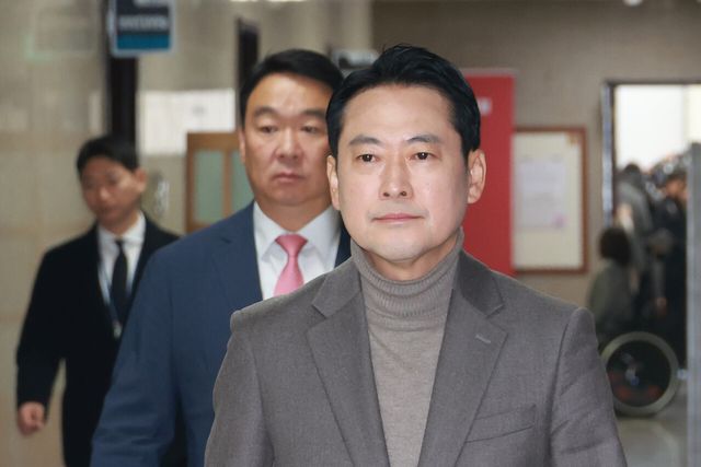 장동혁 국민의힘 대표가 16일 서울 여의도 국회 복도에서 대표실로 이동하고 있다. [사진제공=뉴시스]