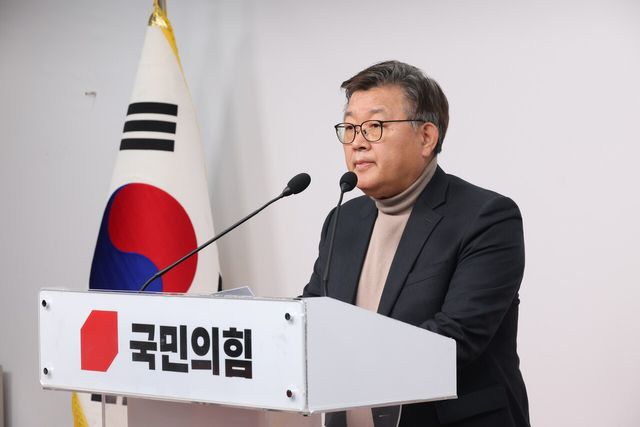 이호선 국민의힘 당무감사위원장이 16일 오후 서울 여의도 국힘 중앙당사에서 회의 결과를 발표하고 있다.당무위는 김종혁 전 최고위원을 윤리위에 회부, 당원권 정지 2년 권고 결정을 내렸다. [사진제공=뉴시스]