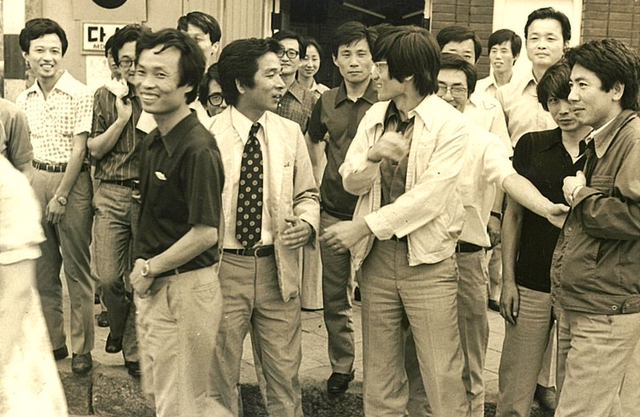 1975년 유신 정권의 언론 통제에 맞서 자유언론실천선언을 외친 언론인들이 서울 도심 거리에서 함께 걷고 있다.&nbsp; ⓒ동아투위&nbsp;