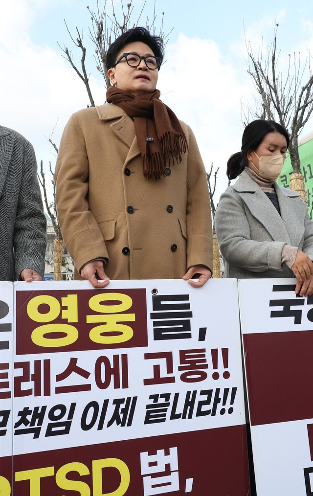 한동훈 국민의힘 전 대표가 9일 오후 서울 여의도 국회 앞에서 제2연평해전 영웅 고 한상국 상사 아내 김한나 씨의 지연성 PTSD 법 입법 촉구 1인 시위에 동참하고 있다. [사진제공=뉴시스]