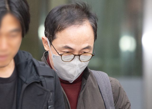 김오진 전 국토교통부 1차관이 지난 16일 서울 서초구 서울중앙지방법원에서 진행된 구속 전 피의자 심문(영장실질심사)를 마친 뒤 법정에서 나가고 있다. [사진제공=뉴시스]