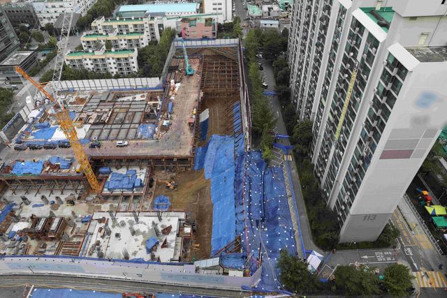 공사관계자들이 2018년 8월 서울 금천구 가산동 한 아파트 단지 옆 신축공사장 지반붕괴 사고 현장에서 보수 및 공사작업을 이어가고 있다. [사진=뉴시스]