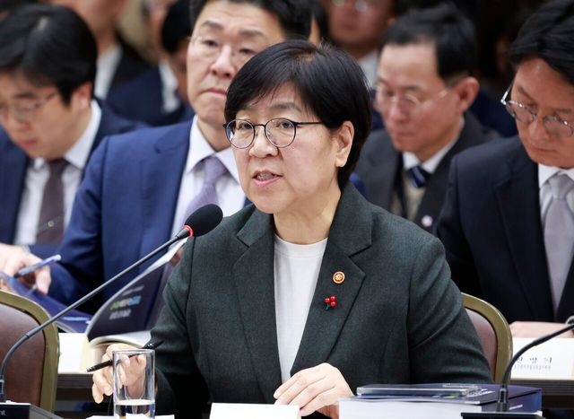 보건복지부 정은경 장관이 지난 16일 세종시 정부세종컨벤션센터에서 진행된 보건복지부(질병관리청)·식품의약품안전처 업무보고에 참석해 있다. [사진제공=뉴시스]