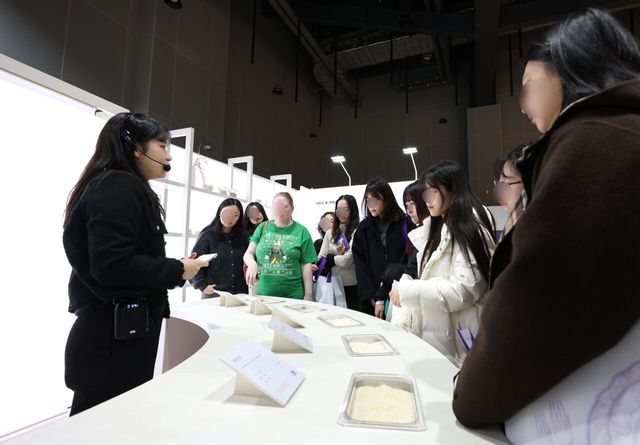 쌀 도슨트가 '라이스테이블'에서 다섯 가지 쌀 품종을 설명하고 있다. [사진=컬리]