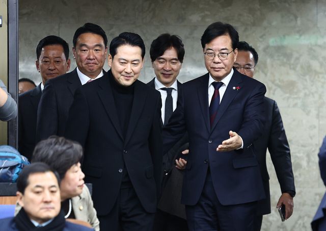 장동혁 국민의힘 대표와 송언석 원내대표가 17일 오후 서울 여의도 국회에서 열린 정책의원총회에 입장하고 있다. [사진제공=뉴시스]