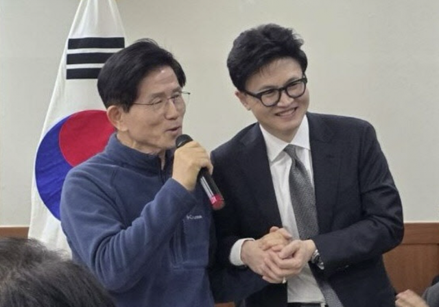 김문수 전 고용노동부 장관(왼쪽)이 17일 저녁 서울 관악구의 한 식당에서 한동훈 국민의힘 전 대표의 손을 잡고 있다. [사진제공=한동훈 전 대표 SNS]