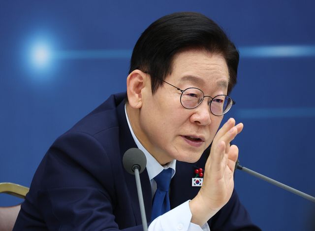 이재명 대통령이 17일 세종시 정부세종컨벤션센터에서 열린 산업통상부·지식재산처·중소벤처기업부 업무보고에서 김용선 지식재산처장에게 질문하고 있다. [사진제공=대통령실통신사진기자단]