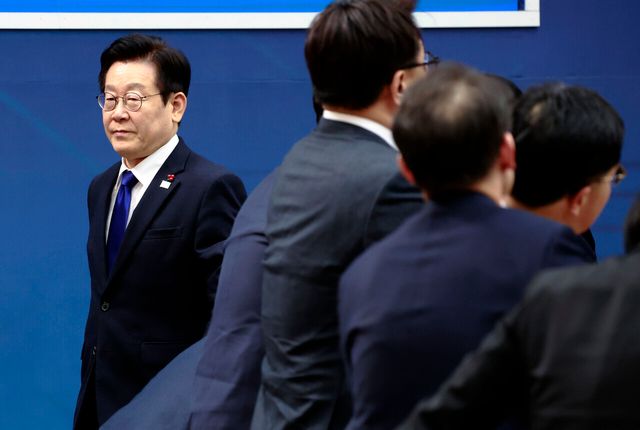 이재명 대통령이 지난 16일 세종시 정부세종컨벤션센터에서 열린 문화체육관광부(국가유산청)·국민권익위원회 업무보고를 마친 뒤 이동하고 있다. [사진제공=뉴시스]<br>