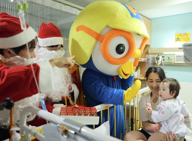 세브란스병원 남자간호사회가 지난 17일 캐릭터 분장을 하고 병동을 찾아 어린이 환자에게 크리스마스 선물을 전달하고 있다. [사진=세브란스병원]