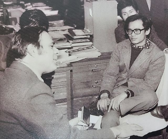 1975년 1월 이 위원장이 동아일보 기자 시절 편집국에서 워싱턴포스트의 돈 오버도퍼 기자와 회견하고 있는 모습. [사진제공=본인]&nbsp;