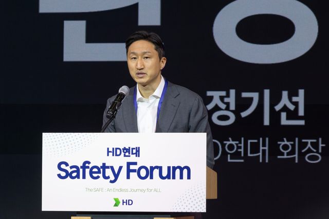 HD현대 정기선 회장이 19일 경기도 성남시에 위치한 HD현대 글로벌R&D센터에서 열린 HD현대 Safety Forum에서 환영사를 하고 있다. [사진=HD현대]