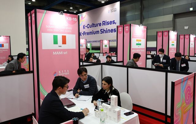 지난달 26일 서울 강남구 코엑스에서 열린 ‘2025 해외마케팅종합대전’에서 중소기업 관계자들이 K-뷰티 제품 수출 상담을 진행하고 있다. [사진=뉴시스]