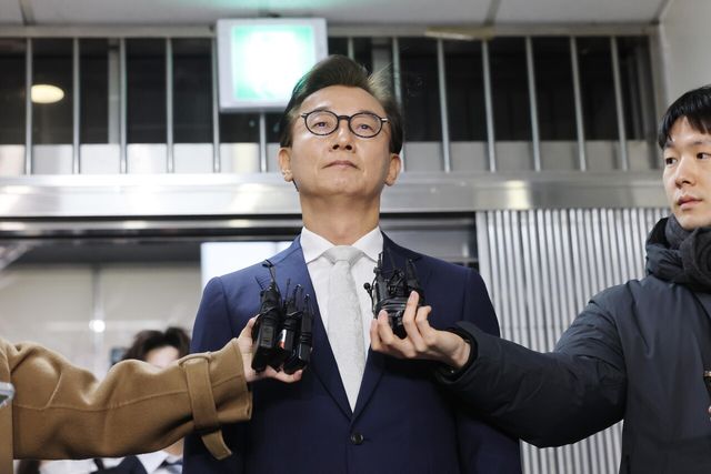 통일교 측으로 부터 금품 수수 의혹을 받는 전재수 전 해양수산부 장관이 19일 서울 서대문구 경찰청 국가수사본부에서 피의자 조사를 받기 위해 출석하던 중 입장을 밝히고 있다. [사진제공=뉴시스]