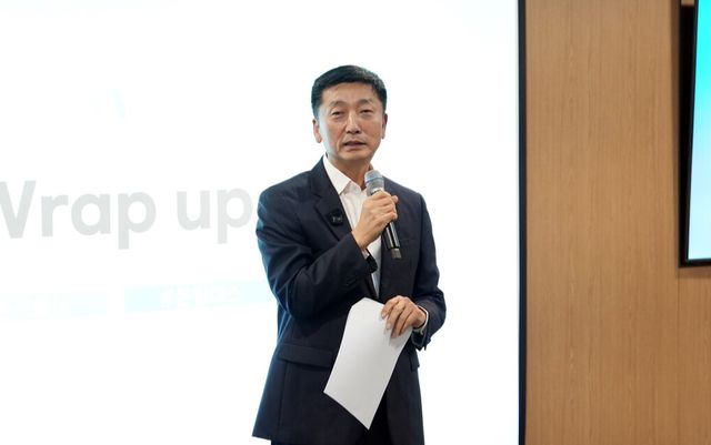 SK온 이용욱 대표이사 사장이 ‘CEO 레코그니션’ 시상식에서 직원들을 격려했다. [사진=SK온]