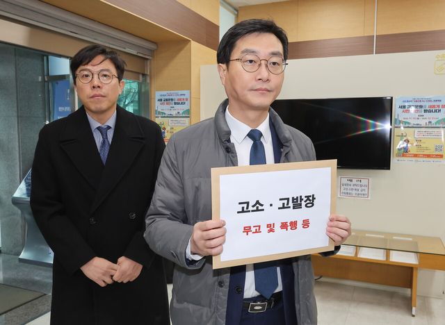 장경태 더불어민주당 의원이 2일 오전 종로구 서울경찰청 민원실로 자신을 성추행 의혹으로 고발한 고소인을 무고 및 폭행 등으로 고소·고발하는 서류를 제출하기 위해 들어서고 있다. [사진제공=뉴시스/공동취재단]