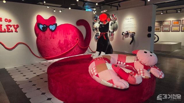 19일 서울 성동구 성수동에서 애슐리퀸즈 팝업&nbsp;‘하우스 오브 애슐리’ 전시관 중&nbsp;‘아늑한 다락방’. 애슐리가 키우는 검은 고양이 폴레트가 전시돼 있다.&nbsp; ⓒ투데이신문<br>