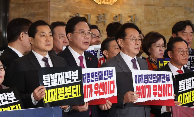 송언석 원내대표를 비롯한 의원들이 22일 서울 여의도 국회에서 본회의를 앞두고 '이재명 정권 사법부파괴-국민입틀막 악법 규탄대회'를 하고 있다. [사진제공=뉴시스]