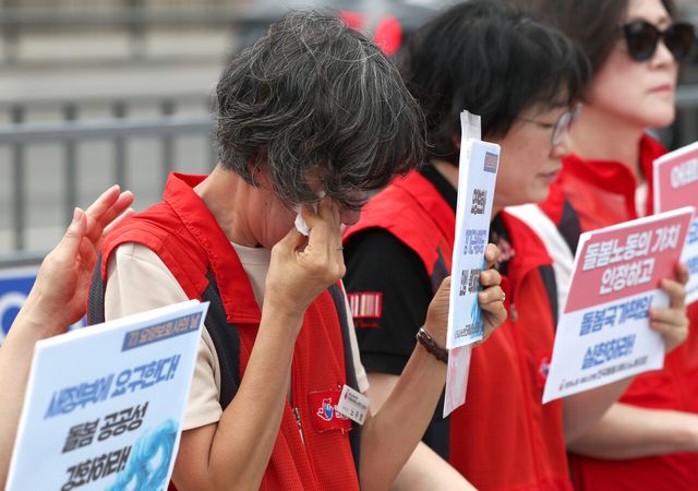 지난 7월 1일 서울 용산구 대통령실 앞에서 진행된 7.1 요양보호사의 날 전국 동시기자회견에서 한 요양보호사가 눈물을 흘리고 있다. [사진제공=뉴시스]