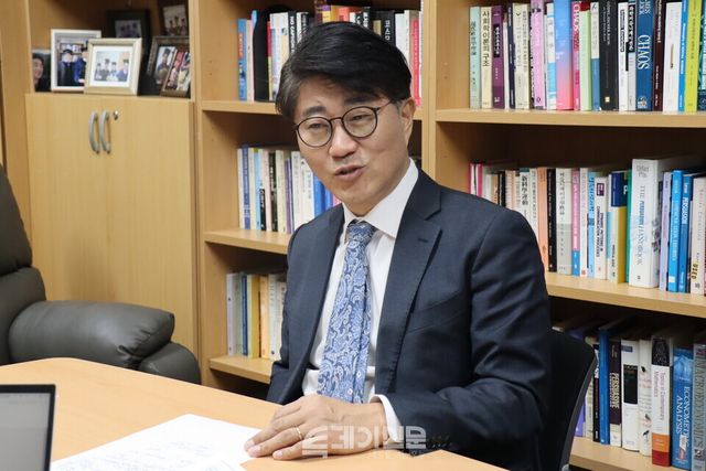 제52대&nbsp;한국언론학회 정성은 회장이 투데이신문과 인터뷰를 하고 있다. ⓒ투데이신문<br>