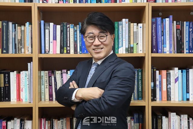 제52대&nbsp;한국언론학회 정성은 회장이 투데이신문과 인터뷰를 위해 포즈를 취하고 있다.&nbsp; ⓒ투데이신문<br>