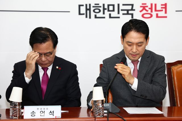 장동혁 국민의힘 대표가 22일 오전 서울 여의도 국회에서 열린 최고위원회의에서 마이크를 만지고 있다. [사진제공=뉴시스]