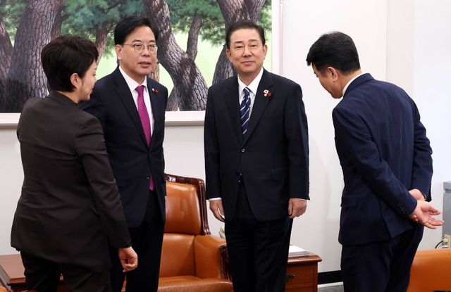 김병기 김병기 더불어민주당 원내대표와 송언석 송언석 국민의힘 원내대표가 22일 오후 서울 여의도 국회에서 열린 통일교 특검 및 민생법안 처리 등 현안 논의를 위한 원내대표 회동에서 대화를 나누고 있다. 왼쪽부터 김은혜 국민의힘 원내정책수석부대표, 송 원내대표, 김 원내대표, 문진석 더불어민주당 원내운영수석부대표. [사진제공=뉴시스]<br>