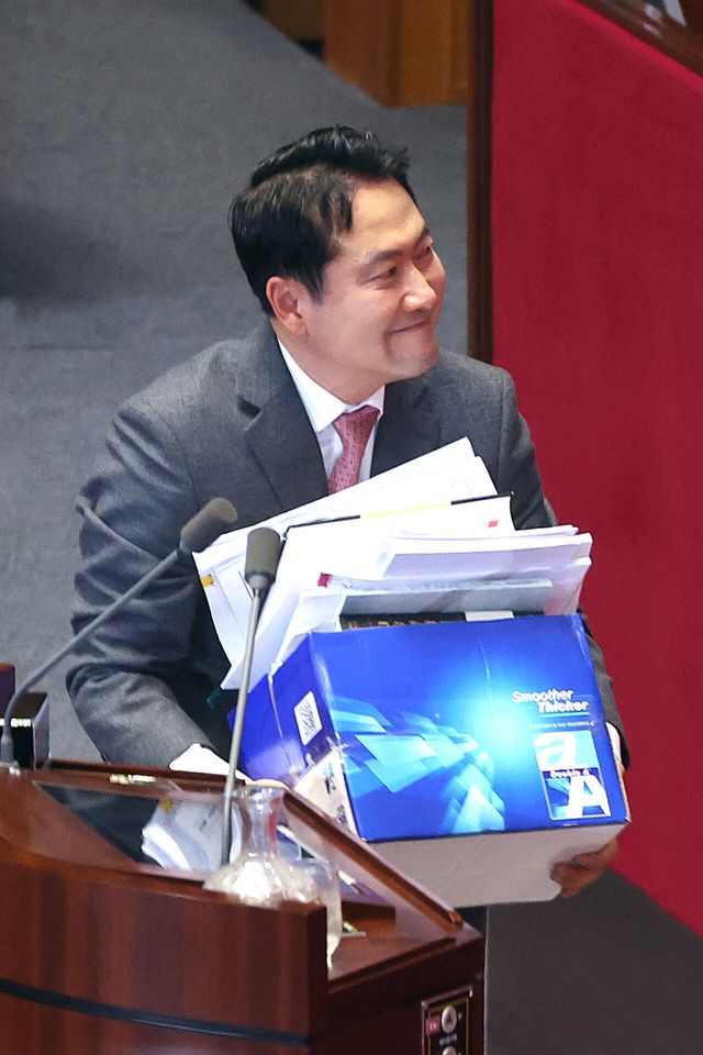 장동혁 국민의힘 대표가 23일 서울 여의도 국회에서 열린 제430회국회(임시회) 제2차 본회의에서 ‘내란전담재판부설치 관련 법안’에 대한 반대 무제한토론(필리버스터)을 마친 뒤 인사하고 있다. [사진제공=뉴시스]