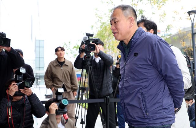 명태균씨가 지난 11월 8일 오전 서울 종로구 KT광화문 웨스트빌딩에 마련된 김건희 여사 관련 의혹을 수사하는 민중기 특별검사 사무실에서 진행되는 소환조사에 출석하고 있다. [사진제공=뉴시스]<br>