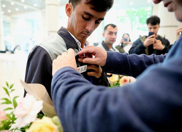 지난 10월 22일 인천국제공항에서 타지키스탄 고용허가제 외국인근로자(E-9)의 최초 입국을 기념해 직접 지은 한글 이름표 달아주기 행사가 진행되고 있다. [사진제공=뉴시스]