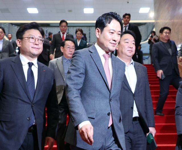 장동혁 국민의힘 대표가 23일 서울 여의도 국회에서 열린 제430회 국회(임시회) 제2차 본회의에서 ‘내란전담재판부 설치 관련 법안’에 대한 반대 무제한 토론(필리버스터)을 마친 뒤 동료 의원들로부터 격려를 받고 있다. ​​​​​​​[사진제공=뉴시스]