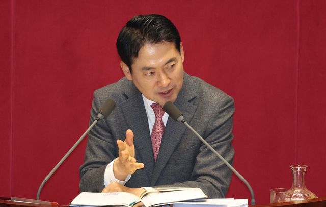 장동혁 국민의힘 대표가 23일 오전 서울 여의도 국회에서 열린 제430회국회(임시회) 제2차 본회의에서 '내란전담재판부설치 관련 법안'에 대한 무제한토론(필리버스터)을 하고 있다. [사진제공=뉴시스]