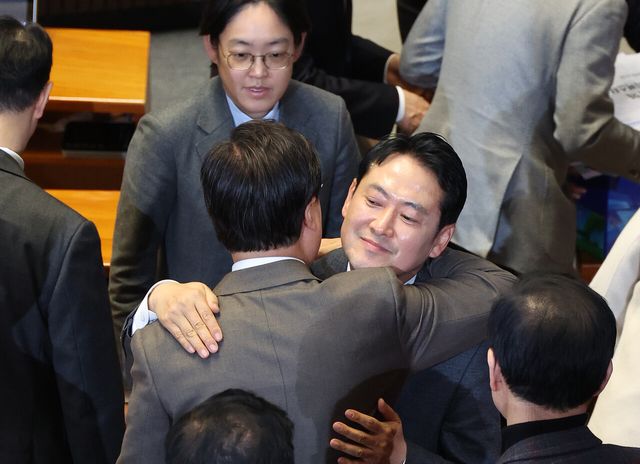 장동혁 국민의힘 대표가 23일 서울 여의도 국회에서 열린 제430회국회(임시회) 제2차 본회의에서 ‘내란전담재판부설치 관련 법안’에 대한 반대 무제한토론(필리버스터)을 마친 뒤 김대식 의원에게 격려를 받고 있다. [사진제공=뉴시스]