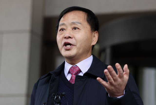 구본창 대표가 지난해 1월 4일 서울 서초구 대법원에서 정보통신망법상 명예훼손 혐의 벌금 100만원 선고유예 판결을 받은 후 입장을 밝히고 있다. [사진제공=뉴시스]