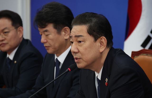 김병기 더불어민주당 원내대표가 23일 오전 서울 여의도 국회에서 열린 원내대책회의에서 발언을 하고 있다. [사진제공=뉴시스]