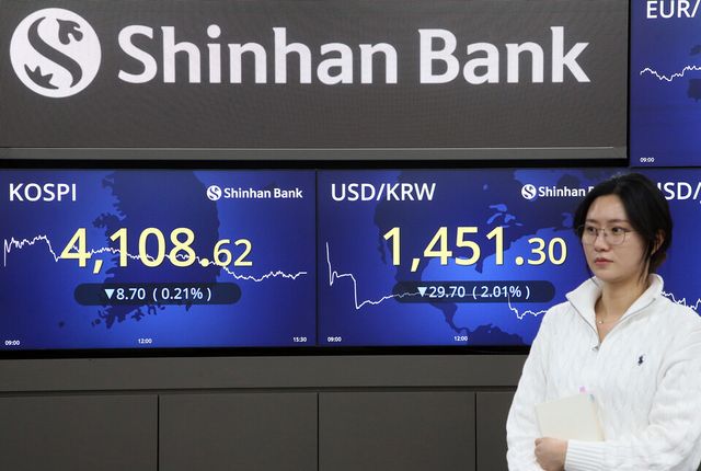 24일 한국거래소에 따르면 코스피는 전 거래일보다 8.7포인트(-0.21%) 내린 4108.62에 마감했다. [사진=신한은행]