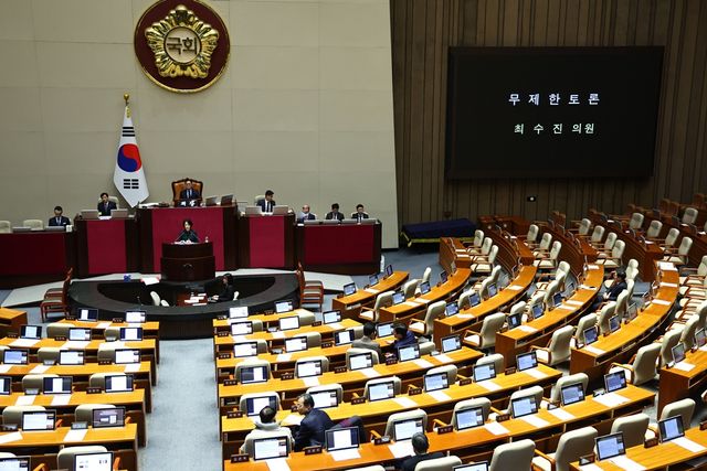 23일 서울 여의도 국회에서 열린 제430회국회(임시회) 제2차 본회의에서 최수진 국민의힘 의원이 정보통신망 이용촉진 및 정보보호 등에 관한 법률 일부개정법률안(대안)에 대한 반대 무제한토론(필리버스터)을 하고 있다. [사진제공=뉴시스]&nbsp;<br>