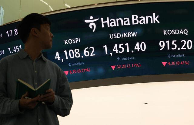24일 코스피와 환율이 전 거래일보다 내렸다. [사진=뉴시스]