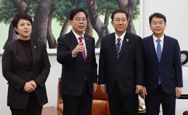 김병기 더불어민주당 원내대표와 송언석 국민의힘 원내대표가 22일 오후 서울 여의도 국회에서 열린 '통일교 특검', '민생법안 처리' 등 현안 관련 원내대표회동에서 취재진을 향해 포즈를 취하고 있다. 왼쪽부터 김은혜 국민의힘 원내정책수석부대표, 송 원내대표, 김 원내대표, 문진석 민주당 원내운영수석부대표. [사진제공=뉴시스]