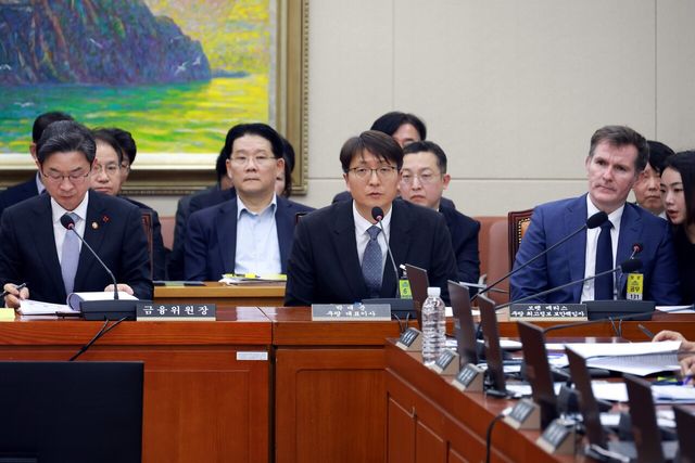 박대준 쿠팡 대표이사가 3일 서울 여의도 국회에서 열린 정무위원회의 쿠팡 개인정보 유출 관련 현안질의에서 의원 질의에 답하고 있다. 김병기 원내대표는 지난 9월 5일 쿠팡 당시 박대준 대표와 민병기 대외협력총괄 부사장 등과 호텔에서 만났고, 약 70만 원이 결제됐다는 사실이 알려지면서 구설수에 오르기도 했다. [사진제공=뉴시스]