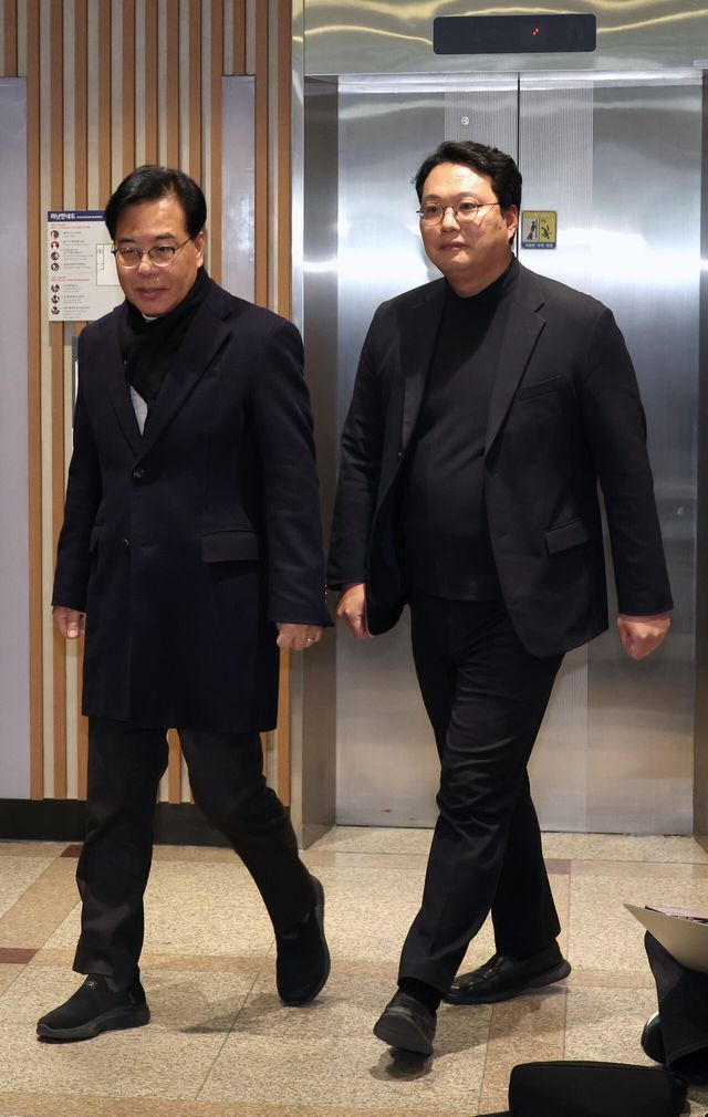 송언석 국민의힘 원내대표와 천하람 개혁신당 원내대표가 21일 서울 여의도 한 식당에서 '통일교 특검법 발의' 관련 비공개 회동을 마친 뒤 이동하고 있다. [사진제공=뉴시스]