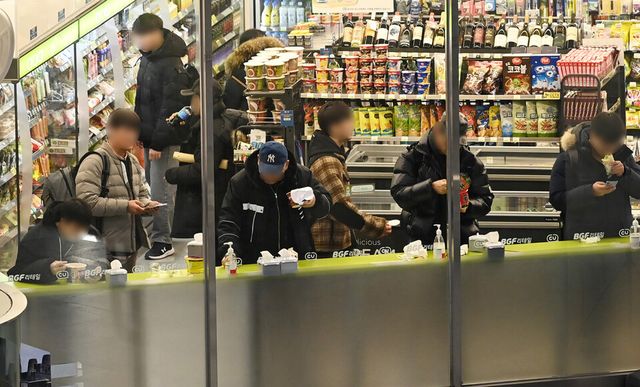 경기도 수원시에 위치한 한 편의점에서 직장들이 간편식으로 점심식사를 해결하고 있다. [사진=뉴시스]