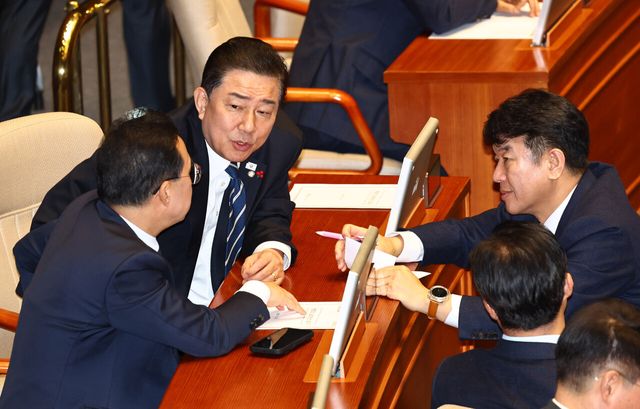 김병기 더불어민주당 원내대표가 22일 오전 서울 여의도 국회에서 열린 본회의에서 문진석 원내운영수석부대표, 박홍근 의원과 대화하고 있다. [사진제공=뉴시스]