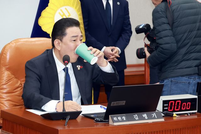 김병기 국회 운영위원장이 18일 서울 여의도 국회에서 열린 운영위원회 전체회의에서 음료를 마시고 있다. [사진제공=뉴시스]