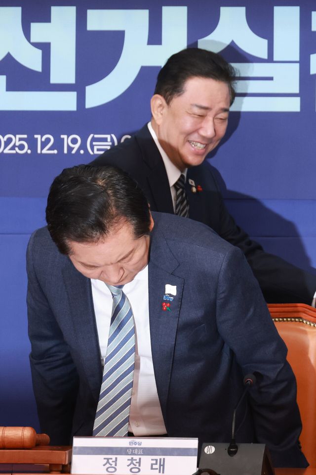 더불어민주당 정청래 대표와 김병기 원내대표가 19일 서울 여의도 국회에서 열린 더불어민주당 최고위원 보궐선거 공명선거 실천서약식에 참석하고 있다. [사진제공=뉴시스]