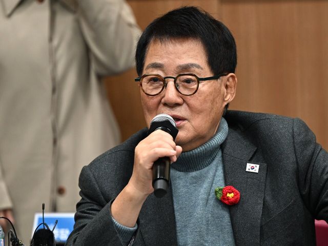 민주당의 원로인 박지원 의원은 한 라디오에서 “보좌진과의 갈등을 탓하기 전에 의원 본인이 어떤 처신을 했는가 하는 반성의 계기가 우리 국회의원 전체가 갖도록 했으면 좋겠다”고 발언했다. 사진은 박지원 의원이 10일 오전 광주 서구 김대중컨벤션센터에서 열린 민주당 호남발전특별위원회 성과보고회에서 발언하고 있는 모습. [사진제공=뉴시스]