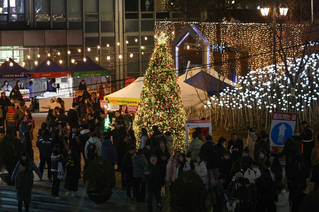 크리스마스 이브인 24일 오후 서울 중구 명동성당 인근이 인파들로 붐비고 있다. [사진=뉴시스]