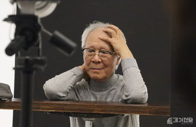 동아투위&nbsp;&nbsp;양한수 위원이 사진 촬영에 임하면서&nbsp; “그 시절의 기억이나 힘들었던 순간들을 글이나 말이 아닌 얼굴로 담아내야 했기 때문에 더욱 신중했다”고 소감을 밝혔다. ⓒ투데이신문