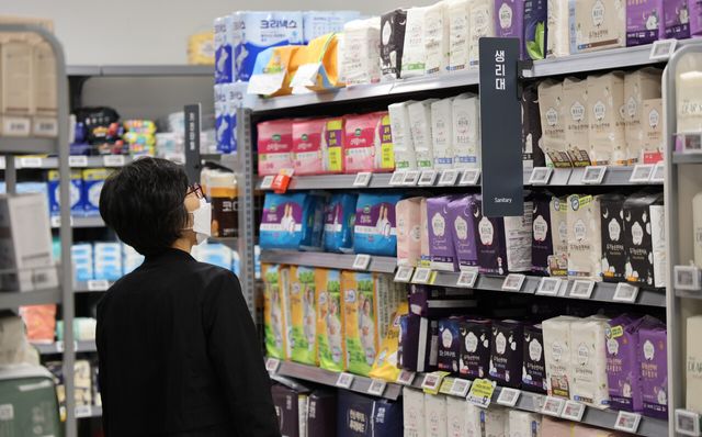 지난 4월 서울 시내 한 대형마트 판매대에 진열돼 있는 생리대를 한 시민이 살펴보고 있다. [사진제공=뉴시스]