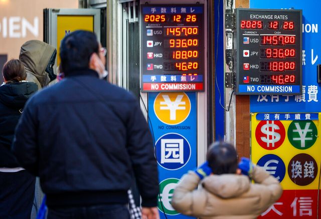 26일 외환당국 고강도 구두개입의 영향으로 원‧달러 환율이 하락세를 이어가는 가운데 서울 중구 명동의 환전소에 환율이 표시되어 있다. [사진=뉴시스]